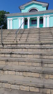 Звонница и ограда нуждаются в ремонте Звонница и ограда нуждаются в ремонте