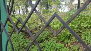 Звонница и ограда нуждаются в ремонте Звонница и ограда нуждаются в ремонте